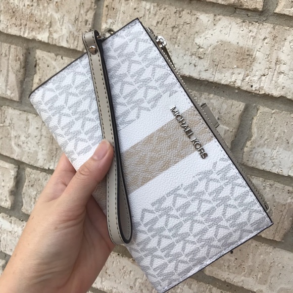 Michael Kors Handbags - Nwt! Michael kors wallet